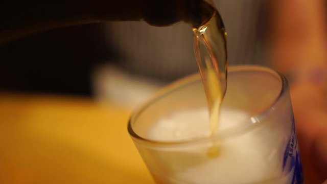 瓶ビールをグラスに注ぐ風景