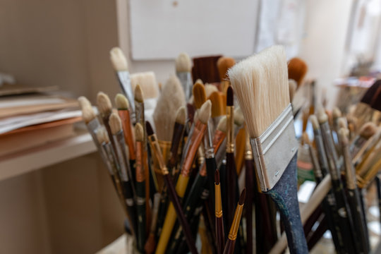 Détails d'un atelier d'artiste et ses outils pour la peinture