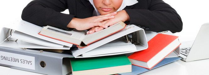 lustlose junge frau im b&uuml;ro