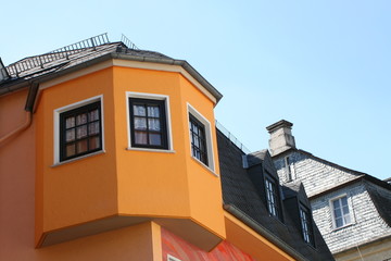Fototapeta na wymiar Erker, Hausfassade, Schieferplatten, Schieferdach