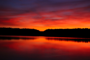 Fototapeta na wymiar red sun on the lake