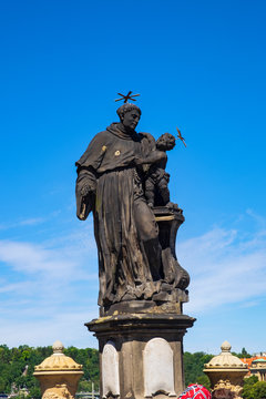 Statue desHl. Antonius von Padua auf der Karlsbr&uuml;ckew in Prag/Tschechien