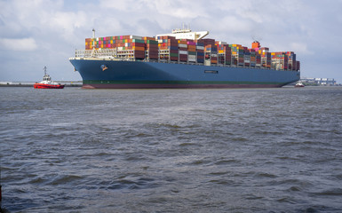 Containerschiff an einem Containerterminal an der Elbe in Hamburg, Deutschland