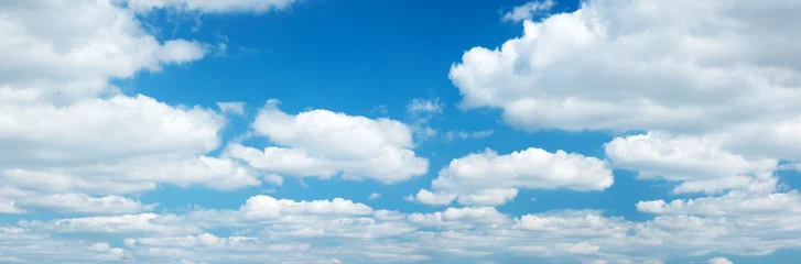 Foto op Plexiglas Hemel witte wolken aan de blauwe lucht op zonnige dag