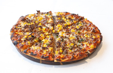 Pizza mit Röstzwiebeln und Mais