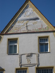 Ein Zeppelin und das Fürther Rathaus schmücken den Giebel eines Wohnhauses.