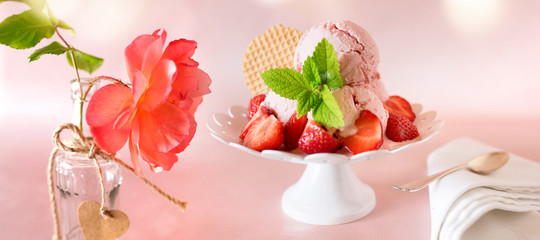 Ice cream with fresh strawberries