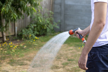 Gartenarbeit bewässern