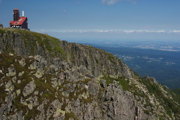 Naklejka premium Mountain shelter on the rock