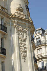 Fototapeta na wymiar Façade d'immeuble parisien, Verdi