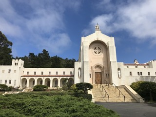 Fototapeta na wymiar The Carmelite Monastery above Monastery Beach and the Pacific Ocean in Carmel California
