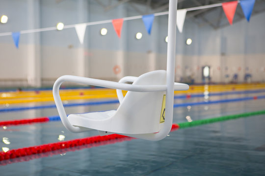 Lift for the descent of people with disabilities into the pool.