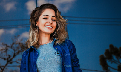 Menina sorrindo com céu