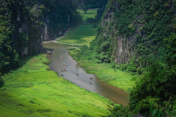 Fototapeta na wymiar Vista del río Tam Coc desde la cima de Mua Caves en Ninh Binh, Vietnam