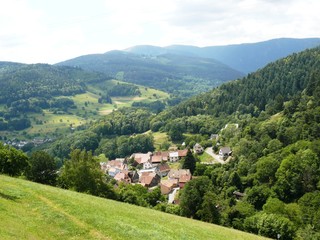 Fototapeta na wymiar Village vosgien niché dans la vallée. France