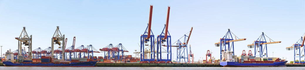 Fototapeta na wymiar Panorama eines Containerhafens