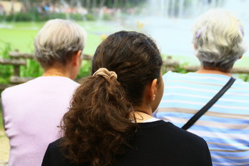 femmes regardants un spectacle en plein air 