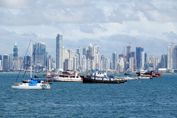 Fototapeta premium Panoramic view of the modern skyline of Panama City in the Pacific coast of Panama.