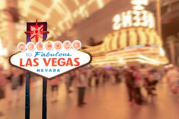 Gartenposter Berühmtes Las Vegas-Schild mit unscharfem Stadtbild © vichie81
