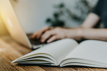 Student sitzt am Schreibtisch und lernt 