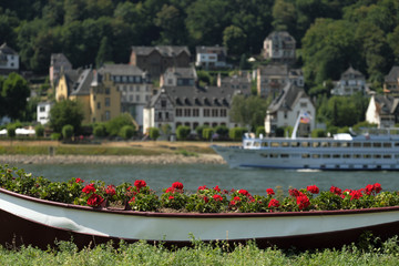 Blumendekoration am Rhein bei St. Goarshausen / St. Goar mit Ausflugsschiff - Stockfoto