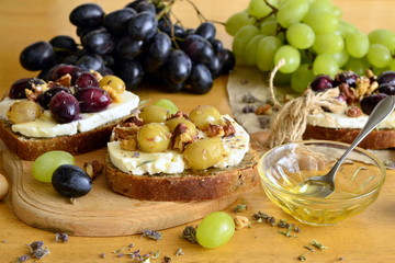 Crostini with roasted grapes, goat cheese, walnuts and honey