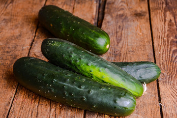 Gurken auf rustikalen Tisch