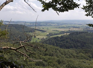 Obraz premium Das Weserbergland ein wunderschönes Gebiet zum Wandern, hier die Strecke zwischen Hameln und Hessisch Oldendorf