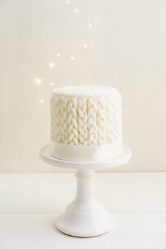 White winter cake with knitted pattern made of fondant