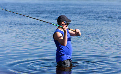 The guy throws the spoon into the river spinning. Fisheries on the river.