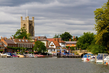 View of the picturesque Eng.ish town Hrlow seen from the river Thames