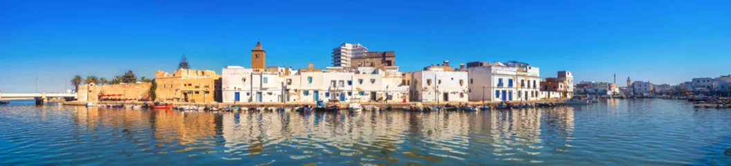 Foto auf Acrylglas Tunesien Uferpanorama mit malerischen Häusern und Kasbahmauer am alten Hafen in Bizerte. Tunesien