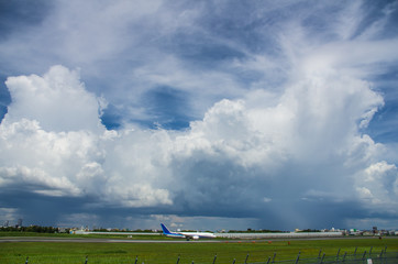 伊丹空港の上に広がる青空と局所的豪雨を降らせる雨雲