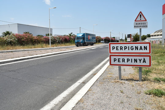 Panneaux entre de ville : Perpignan, Perpinya, catalan, Catalogne, Pyrénées orientales, Roussillon, Occitanie, France.