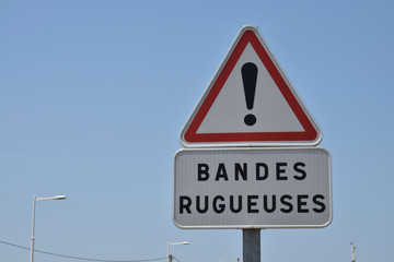 Panneau attention bandes rugueuses.