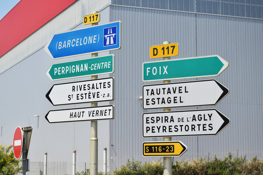 Panneaux de direction : Barcelone, autoroute, Perpignan, Rivesaltes, Saint Estève, centre hospitalier.