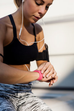 Sporty woman looking at a chronometer