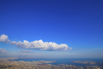 青空と神戸の眺望