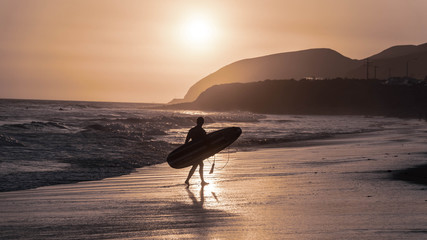 Surfeur au coucher de soleil Etats Unis