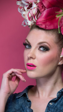 Modelo con ojos incre&iacute;bles y flores en un ambiente rosa con mezclilla
