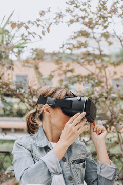 Woman using a 360 3D VR glasses