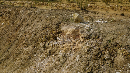 Grit stones, extraction from the earth