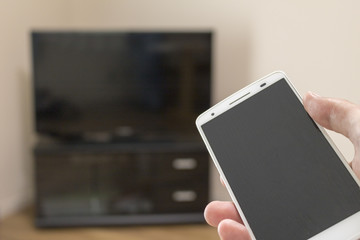 スマートフォンでテレビを操作するイメージ