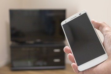 スマートフォンでテレビを操作するイメージ