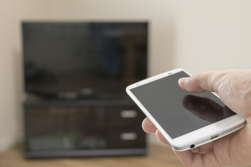 スマートフォンでテレビを操作するイメージ