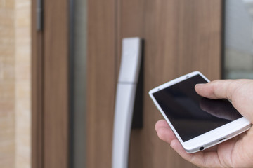 スマートフォンで鍵を操作するイメージ