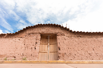 puerta antigua de adobe