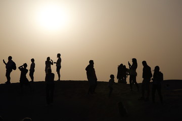 Fototapeta premium 砂漠ツアーで行ったドバイ近くの砂漠の夕暮れです