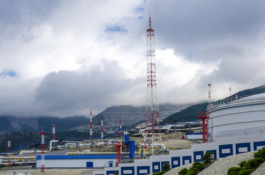 A white tank with oil, surrounded by masts of protection from lightning.