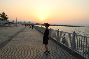 夕焼け, 浜, 海, 海, 太陽, 空, シルエット, 水, 日の出, 人々, カップル, 惰性で進む, 女性, 砂, ウォーキング, 自然, サマータイム, 写真を撮る人, 雲, 波, 風景